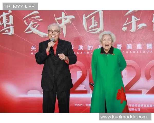 中国足球明星化身慈善使者关爱老人传递温暖与希望